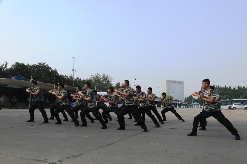 1532481362106977.jpg “南京市客运保障大队”队员代表现场表演了队列训练及军体拳.JPG
