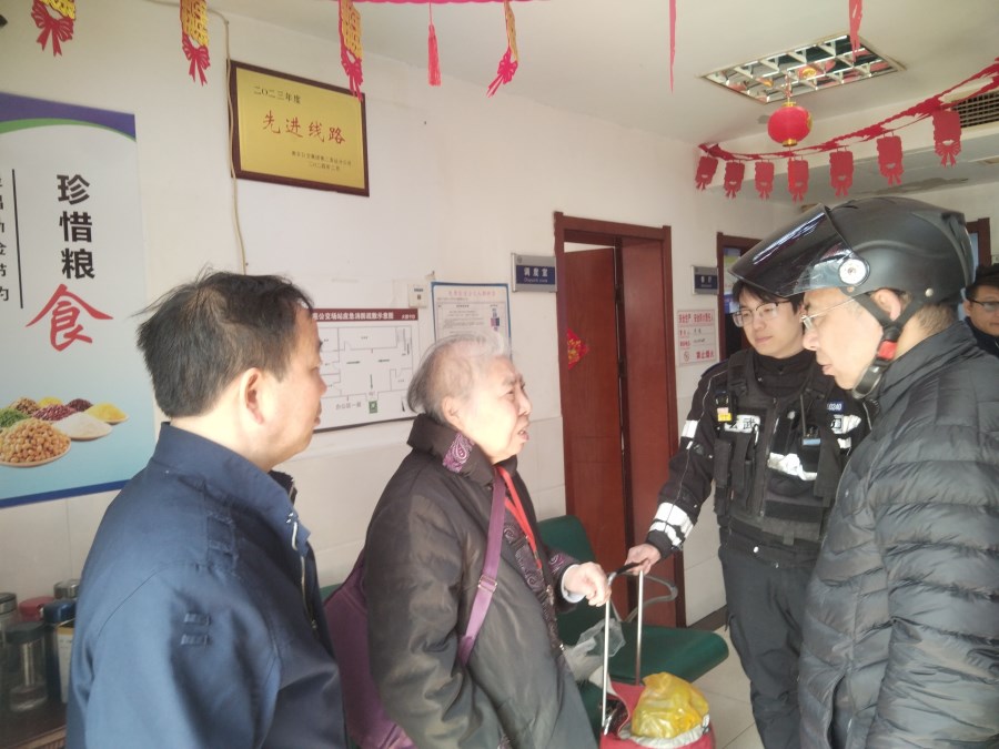 管根生 杨秀清 特警 老人儿子.jpg 管根生 杨秀清 特警 老人儿子.jpg