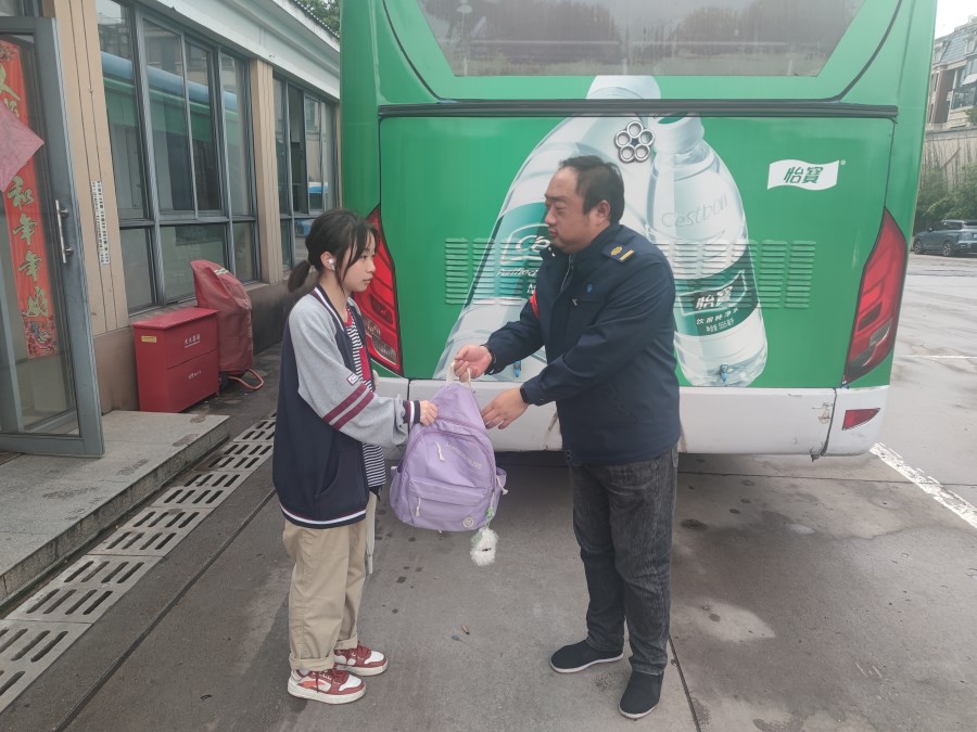 四队 张寅 学生丢失书包 公交司机物归原主.jpg